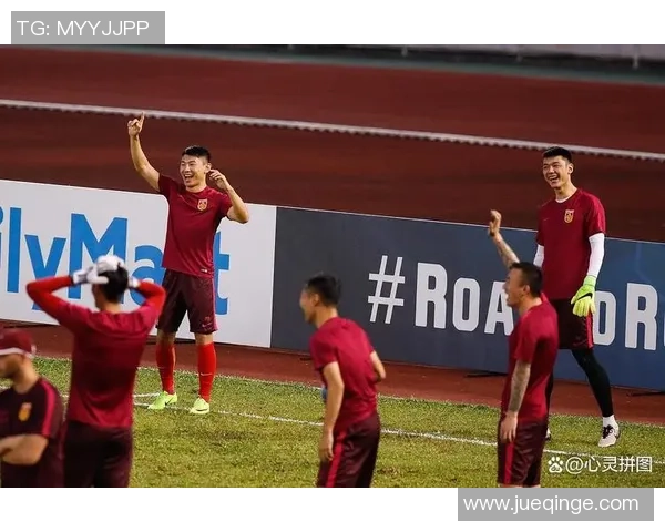 球星猛踢破足球场瞬间爆发震撼场面引爆全场观众狂热反应