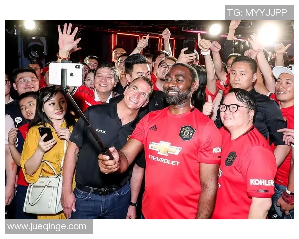 足球巨星与拉拉队亲密合影瞬间曝光 热血场面引爆全场欢呼